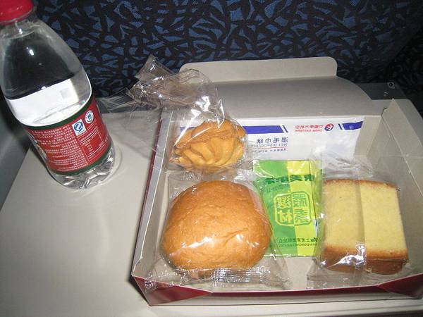 Завтрак в салоне лайнера Airbus A-320 авиакомпании  China Eastern 