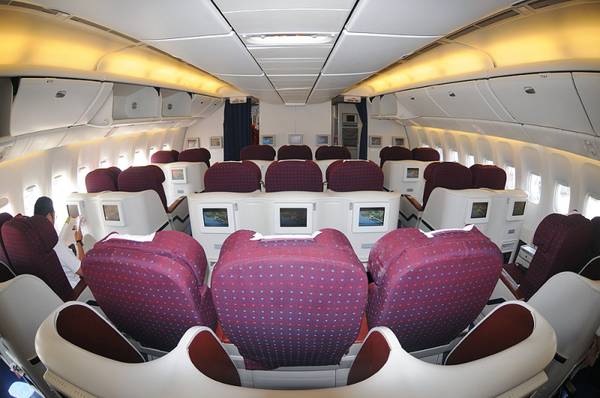 В салоне лайнера Boeing-757 авиакомпании  Kenya Airways 