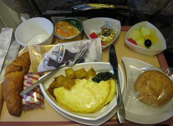 Завтрак в салоне лайнера Airbus A-320 авиакомпании  Monarch Airlines 