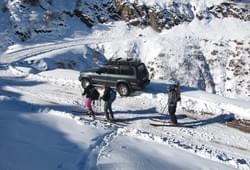 <p>Лыжный сезон начинается с декабря (Иногда с Ноября) и заканчивается в марте. Температура в городе Бишкек может быть плюсовой, а в горах опускаться до -25°С.

Наши инструктора это опытные квалифицированные  горнолыжные гиды, оттачивающие свое мастерство на хели-ски и фри-райд программах, большинство из которых имеют опыт ски-альпинизма.</p> Фото 60139 Бишкек, Киргизия