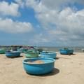 <p>Традиционные вьетнамские лодки-корзины "тхунг-чай" рядом с пляжем отеля.</p>