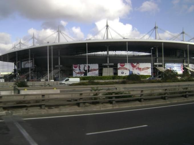 Франция - По дороге в аэропорт Шарль де Голль величественный стадион встречает и провожает гостей в стороне от Парижской кольцевой автодороги. Его арена видела и великих игроков, и знаметиных артистов.