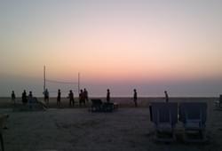 <p>Волейбол на пляже, вид из бара)</p> Фото 25399 Гоа, Индия