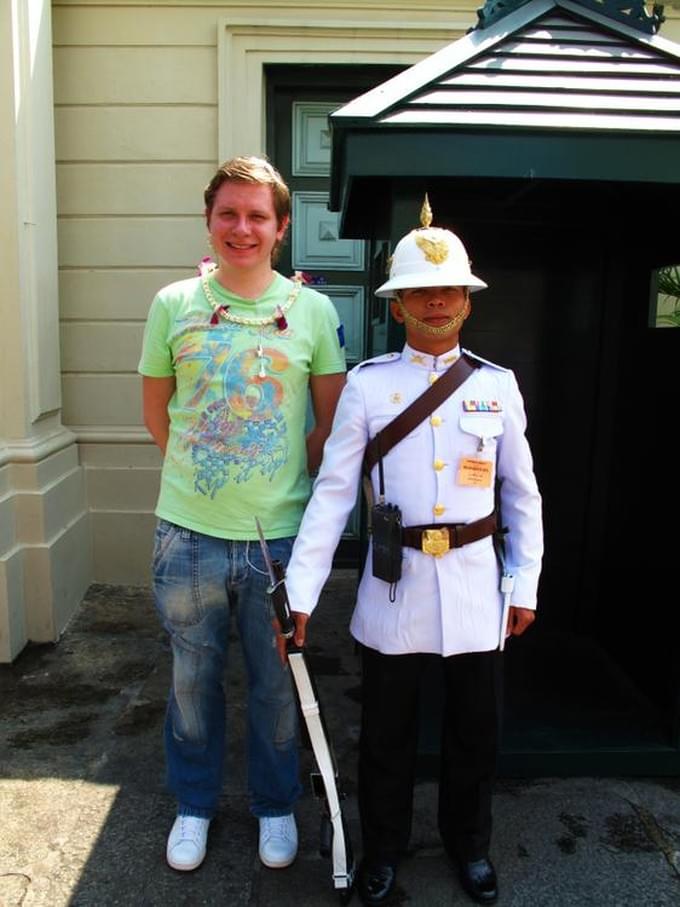 Таиланд - Королевская гвардия Тайланда одета в форму личной гвардии императора Николая II. В свое время Николай II дружил с королем Тайланда и построил ему дворец, а также одел гвардейцев. В России их больше не осталось, а в Тайланде на них можно посмотреть до сих пор.