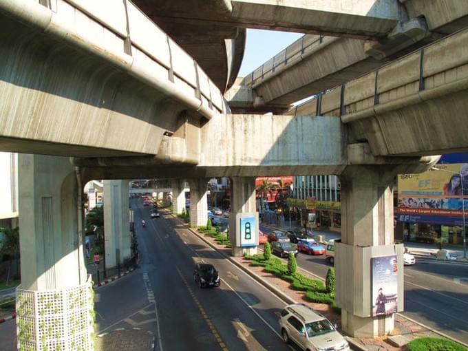 Таиланд - Весь город зачастую расположен под автострадой. В Бангкоке самые совершенные автострады в мире - шестиуровневые.