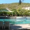<p>Остров Хон Там - это несколько отелей под брендом MerPearl, а также зона отдыха, куда можно купить однодневный тур Sparkling Waves, стоит который от 220000 донгов.</p>