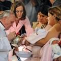 <p>Кардинал Хорхе Марио Бергольо совершает обряд Крещения младенцев</p>