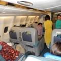<p>Приятный сюрприз для участников пресс-тура - представители Vietnam Airlines пересадили нашу группу из "эконома" в бизнес-класс, что сделало 9-часовой перелет до Хошимина максимально комфортным. Широкие, удобные кресла-кровати, безупречное обслуживание во время всего полета, а кормили много и вкусно!</p>
