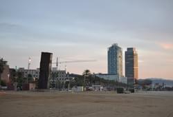 <p>Две башни и скульптура "Падающая звезда" в Барселонете</p> Фото 32669 Барселоны, Испания