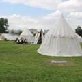 <p>«Времена и Эпохи»: шатры лагерей исторических реконструкций - участников бутафорных сражений</p>