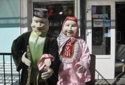 <p>фигуры возле сувенирной лавки</p> Фото 40158 Казани, Россия
