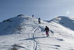 <p>Лыжный сезон начинается с декабря (Иногда с Ноября) и заканчивается в марте. Температура в городе Бишкек может быть плюсовой, а в горах опускаться до -25°С.

Наши инструктора это опытные квалифицированные  горнолыжные гиды, оттачивающие свое мастерство на хели-ски и фри-райд программах, большинство из которых имеют опыт ски-альпинизма.</p> Фото 60142 Бишкек, Киргизия