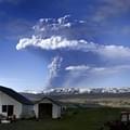 <p>Извержение Гримсвотна, самого активного вулкана Исландии, началось в ночь с субботы на воскресенье 21-22.05.11: тогда дым от него поднялся на высоту в 20 км.</p>