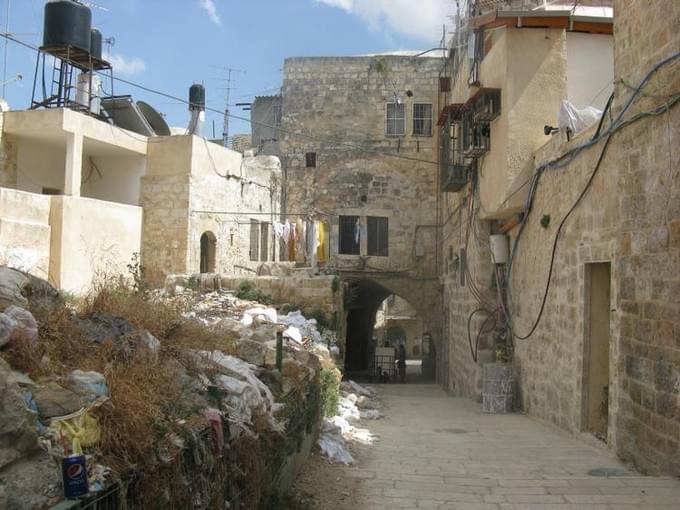 Израиль - Арабский квартал Иерусалима сразу можно узнать по мусору. Хотя мусора в Иерусалиме и так полно. На мой вопрос, а почему не убирают, ответили: 