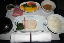 Завтрак в салоне лайнера Boeing-767 авиакомпании Фото All Nippon Airways 