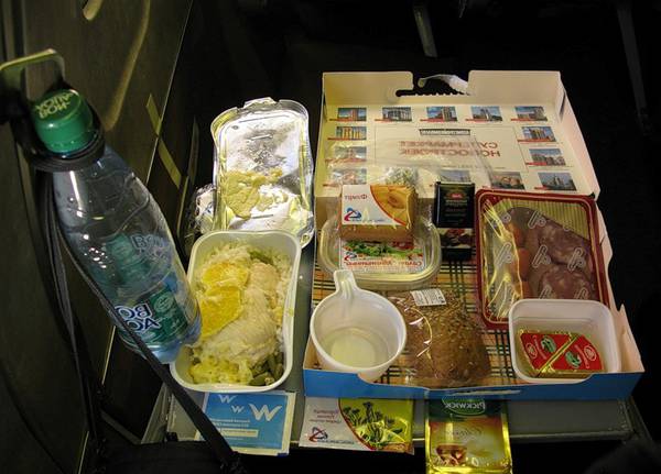 Завтрак в салоне лайнера Boeing 737 авиакомпании  Архангельские Авиалинии 