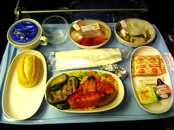Завтрак в салоне лайнера Ту-204 авиакомпании  Iran Airtour Airline 