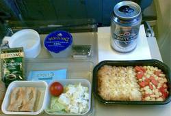 Завтрак в салоне лайнера Boeing-737 авиакомпании Фото КД-Авиа (Калининградавиа) 