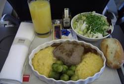 Завтрак в салоне лайнера Airbus A-320 авиакомпании Фото Olympic Air 