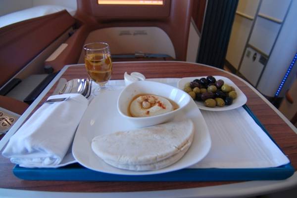 Завтрак в салоне лайнера Airbus A-330 авиакомпании  Oman Air 