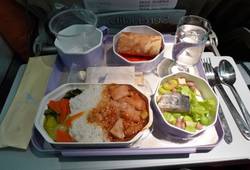 Завтрак в салоне лайнера Airbus A-320 авиакомпании Фото Srilankan Airlines 