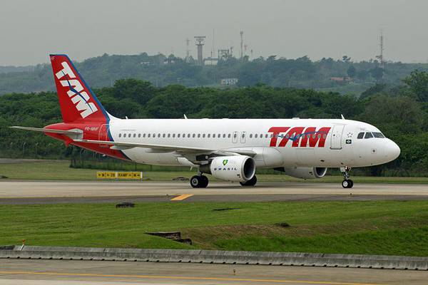 Лайнер Airbus A-320 авиакомпании  TAM Airlines 
