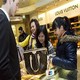 Китайские туристы раскупают товары лондонских бутиков,  Великобритания,  Китай
