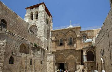 В Иерусалиме туристы-паломники ожидают схождение Благодатного огня