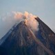 Аэропорт на Бали закрыт из-за извержения вулкана Раунг