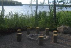 мето для пикника около каждого коттеджа в комплексе Saimaa Lakeside. Фото , Финляндия