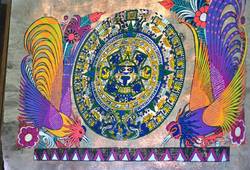 <p>Солнечный камень ацтеков. Вероятнее всего, он служил ритуальным сосудом или алтарем для жертвоприношений. Специалисты по расшифровке утверждают, что камень содержит представления ацтеков о движении солнца и течении времени. Так, в центре окружности изображено лицо солнечного бога Тонатиу. В каждой руке у него – человеческое сердце, а его язык имеет форму кремневого ножа. Все это символизирует необходимость жертвоприношений для непрерывности движения солнца. </p>. Фото , Мексика