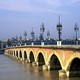 Во Франции судно с туристами врезалось в опору моста