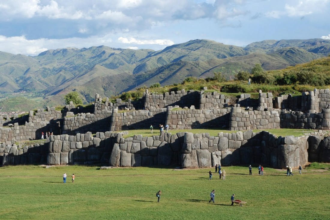 В Перу задержали туристов за «автографы» на стенах Куско