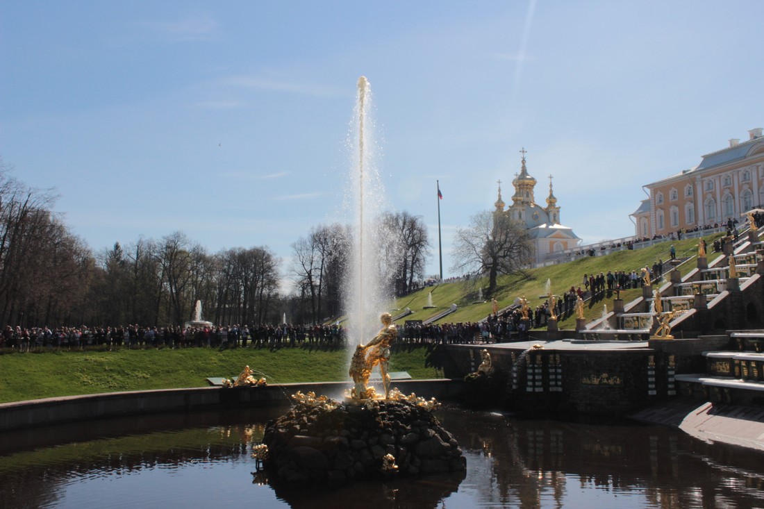 Неофициальное открытие фонтанов Петергофа встречали китайские туристы