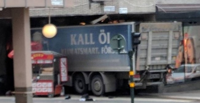 Снова грузовик: минимум три человека погибли на туристической улице Стокгольма