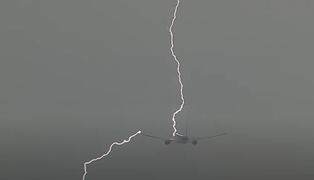 Во время ужасного шторма в Анталии в самолет с туристами ударила молния