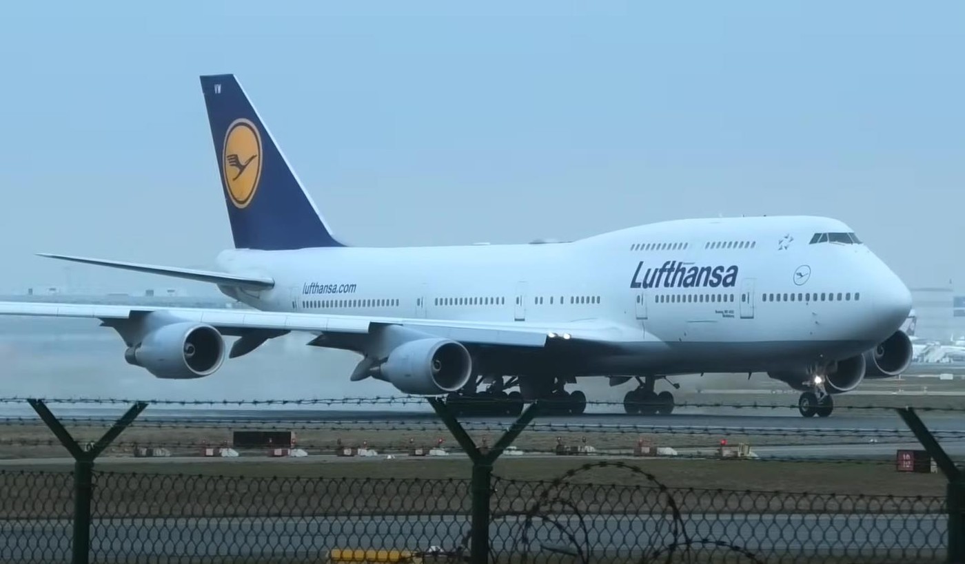 Lufthansa предложила 500 долларов туристу, обжегшемуся кофе на рейсе в Будапешт