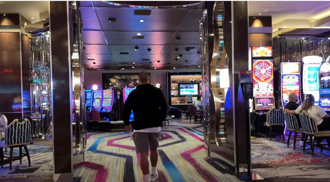 Турист выиграл в аэропорту 1,3 миллиона долларов в игровом автомате