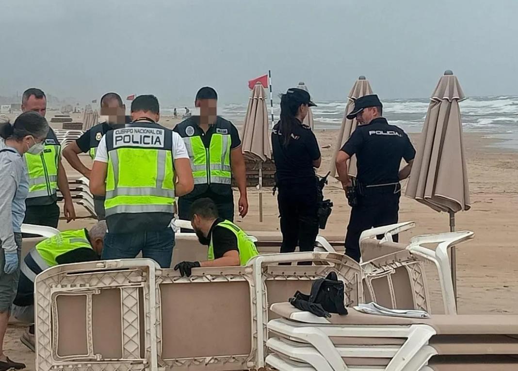 Перепуганная туристка нашла на пляже курорта отрезанную человеческую ногу, зарытую в песок