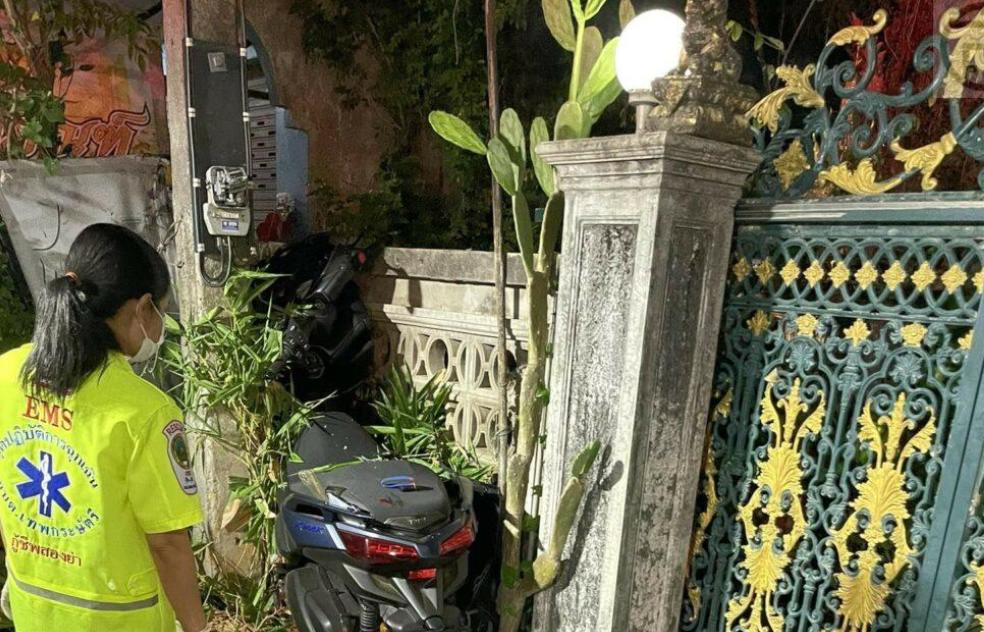 Российский турист на мотоцикле врезался в стену и погиб на Пхукете
