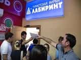 Совладелец «Лабиринта» в наручниках этапирован в Россию