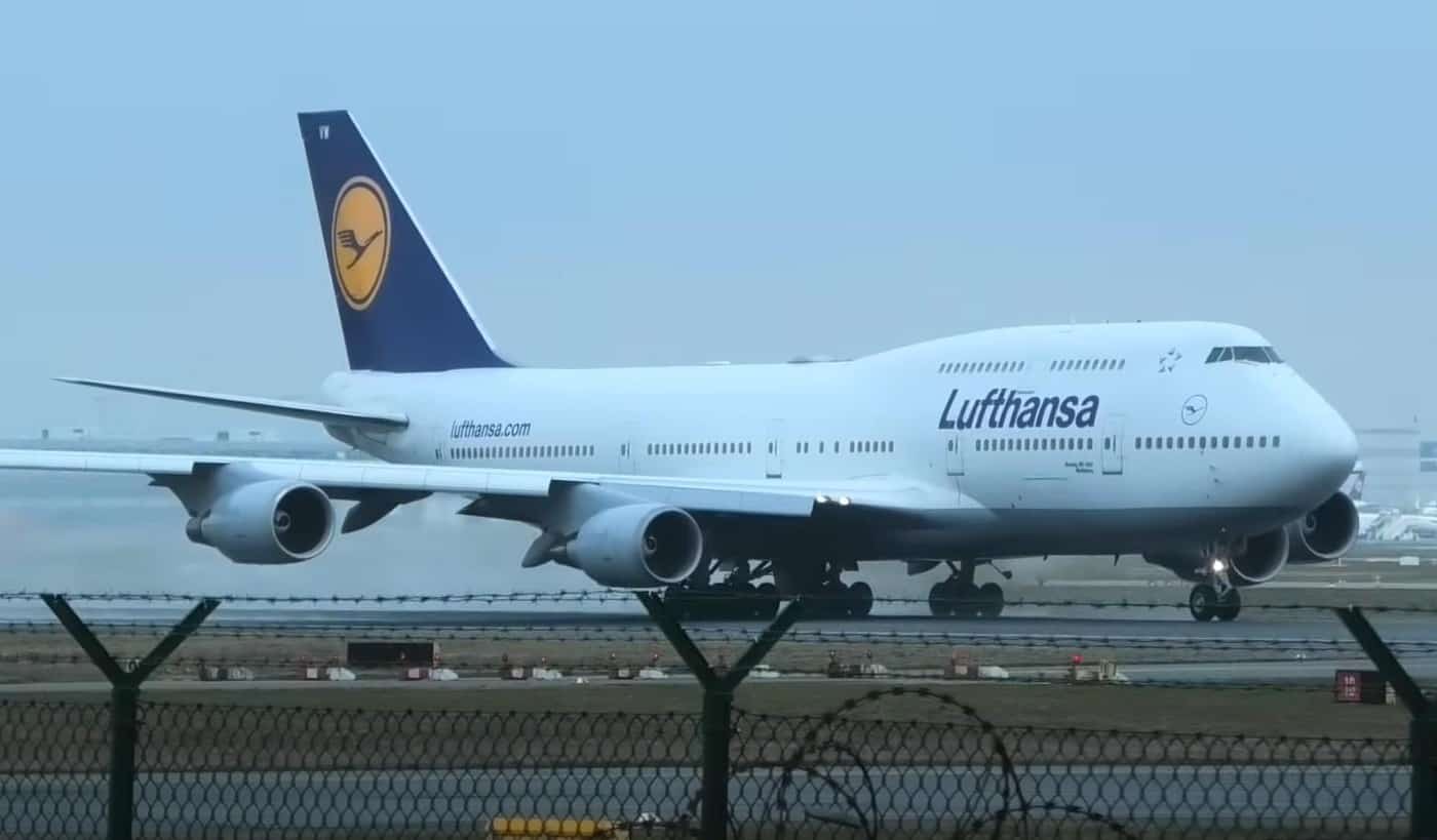 Lufthansa предложила 500 долларов туристу, обжегшемуся кофе на рейсе в Будапешт