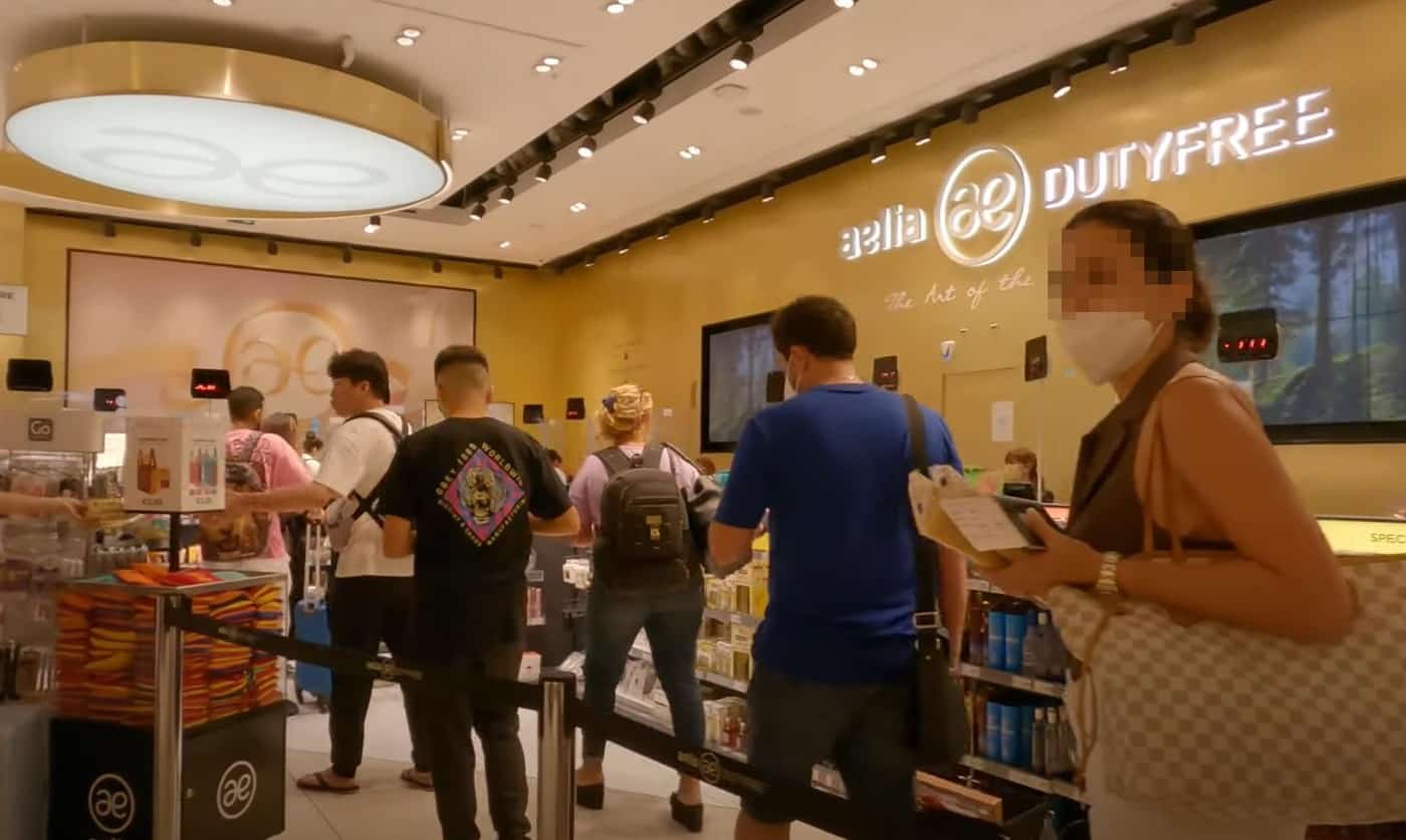 И воды не дадим: российскую туристку отказались обслуживать в магазине duty-free в Италии
