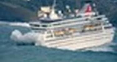 Круиз «Royal Caribbean» попал в шторм, туристы получили травмы