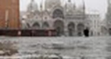 Знаменитые каналы Венеции сковало льдом