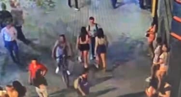 Три женщины в мини-юбках жестоко избили туриста прямо на улице, отобрав у него дорогой Apple iРhone