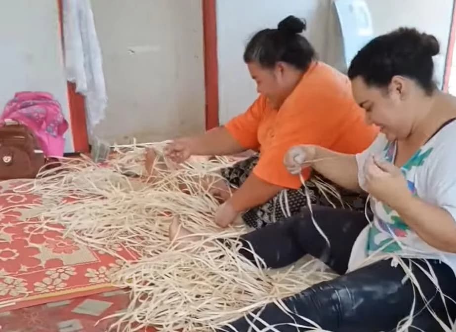 Российский турист был удивлен, когда увидел, что делают женщины одни вечером у себя дома на одном тропическом острове Российский турист был удивлен, когда увидел, что делают женщины одни вечером у себя дома на одном тропическом острове