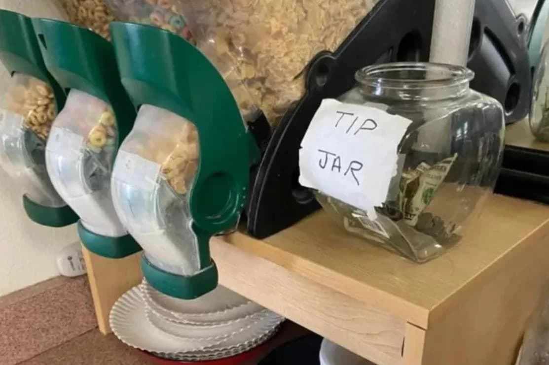 Туристы пришли в возмущение из-за банки для чаевых на шведском столе в отеле Туристы пришли в возмущение из-за банки для чаевых на шведском столе в отеле