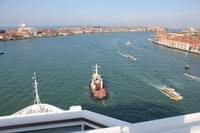 Греция - Costa Magica в Венеции - впереди корабль ведет буксир с лоцманом.
