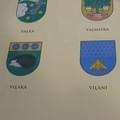 <p>Стена бывших казарм с гербами городов</p>